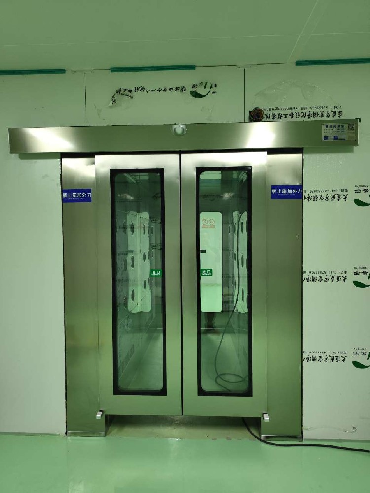 上海感應(yīng)移門(mén)風(fēng)淋室在化工廠(chǎng)的應(yīng)用